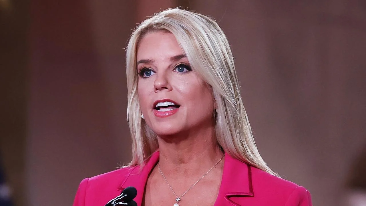 Pam Bondi Measurements, Bio, Age, Height, Weight, Shoe and Weight Loss